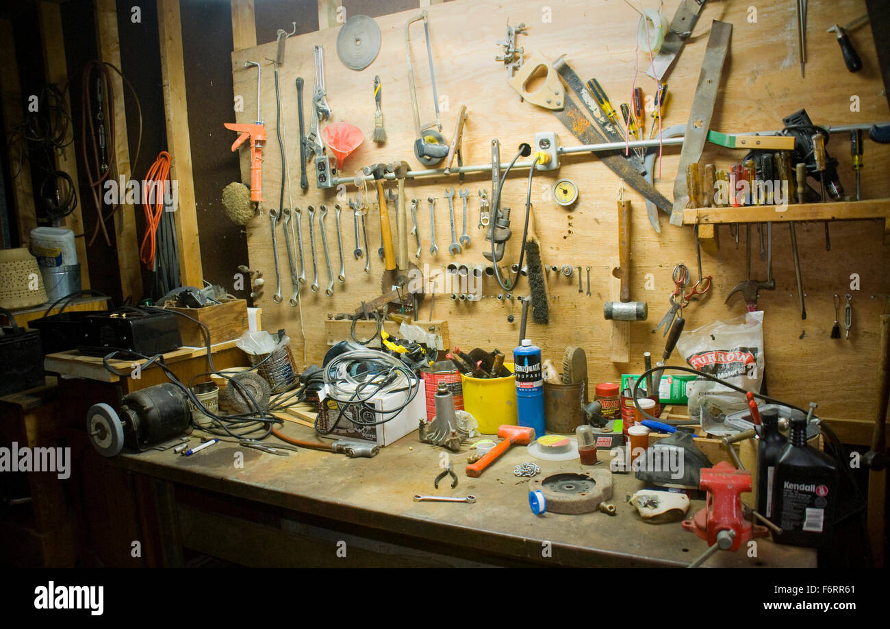 alte Werkzeug Bank mit Werkzeugen Stockfotografie - Alamy