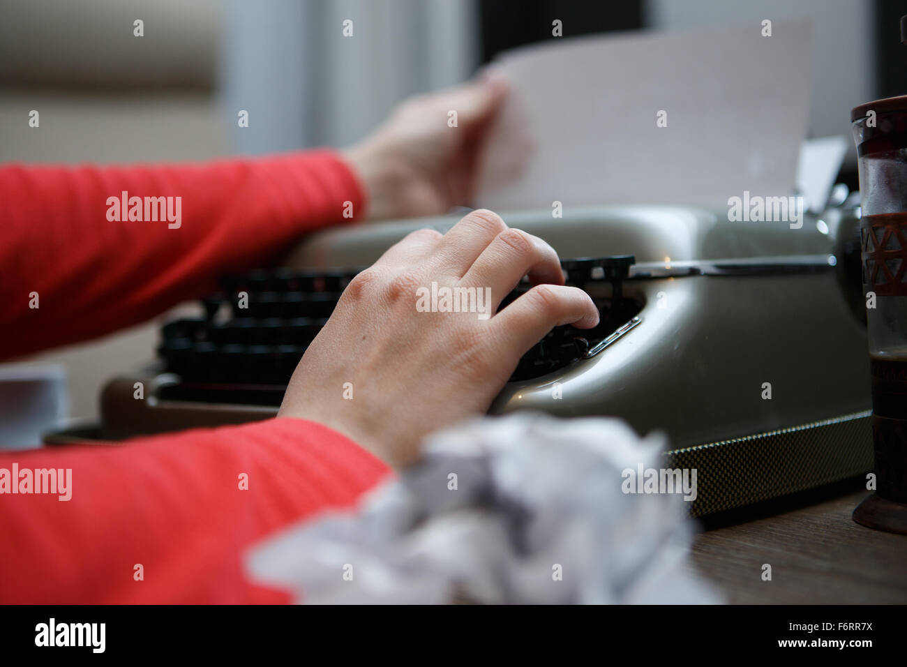 Frau arbeitet auf Schreibmaschine Stockfoto