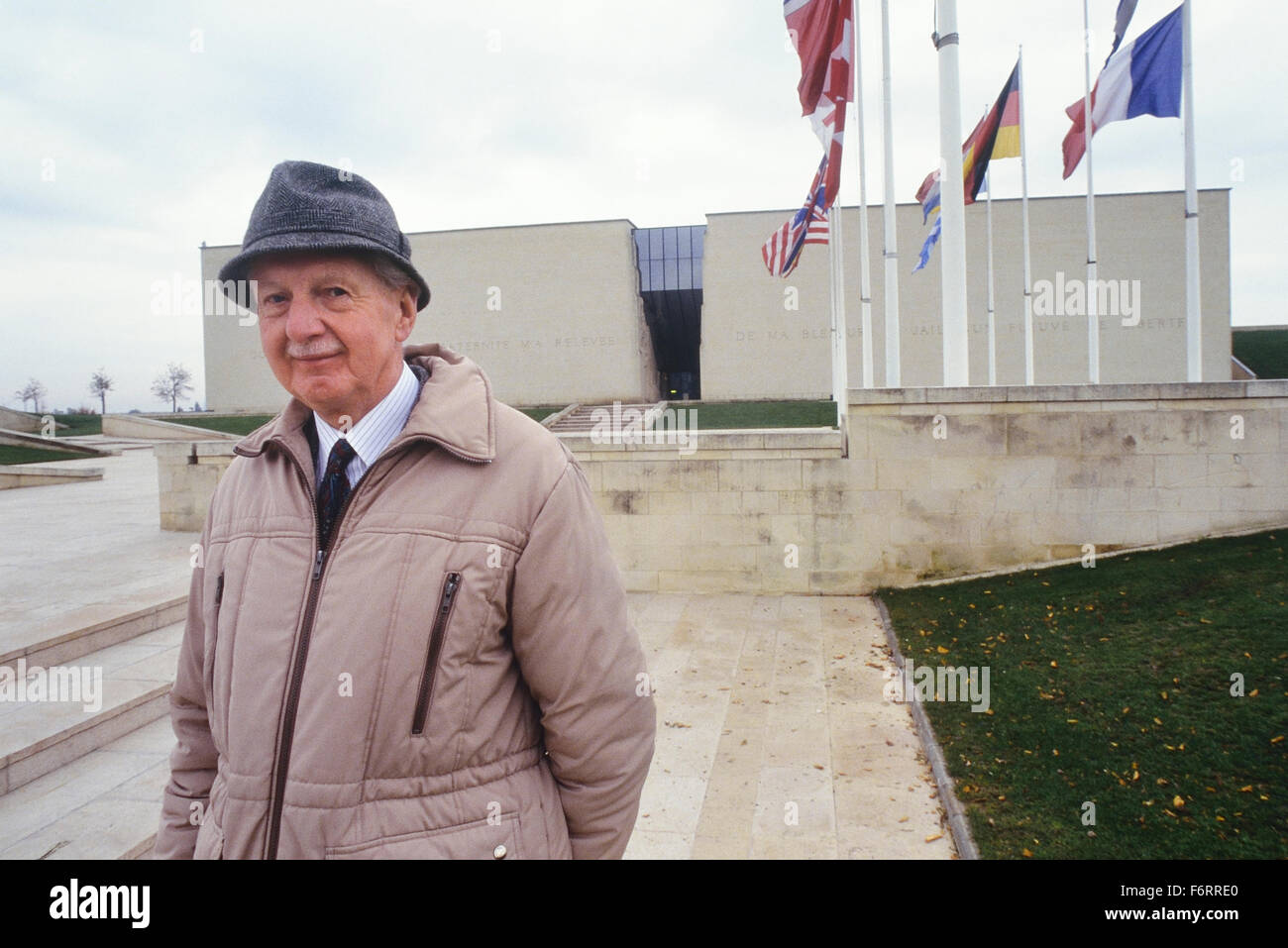 Ein ehemaliger Offizier WWII RAF außerhalb des Mémorial de Caen Museum und Krieg-Denkmal. Caen. Normandie. Frankreich. Europa Stockfoto