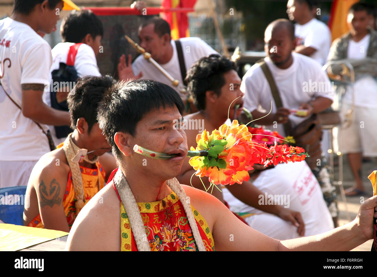 Thailand Phuket Festivals A Mah Jong gehen durch das Ritual des Gesichts piercing Adrian Baker Stockfoto