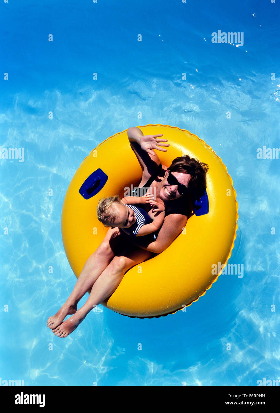 Mutter und junge Tochter schwimmt auf einer Kautschuk-Ring-Wasserpark. Florida. USA Stockfoto