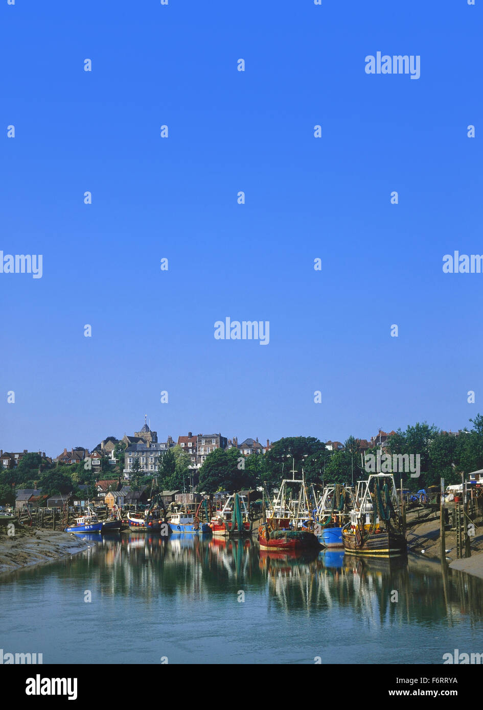 Fluss Rother & Angelboote/Fischerboote am Simmons Quay. Roggen, East Sussex. England. VEREINIGTES KÖNIGREICH. Europa Stockfoto