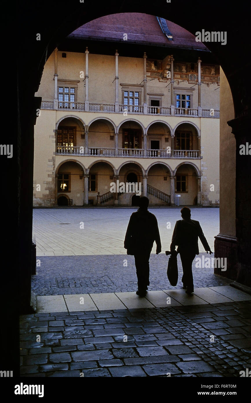 Ein paar zu Fuß durch den Hof des Wawel Königsschloss. Krakau. Polen. Europa Stockfoto