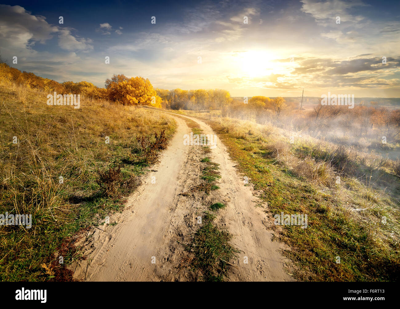 Morgennebel über Landstraße im Herbst Stockfoto