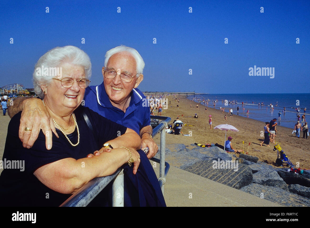 Ein älteres Ehepaar auf Skegness Promenade. Lincolnshire. England. UK Stockfoto
