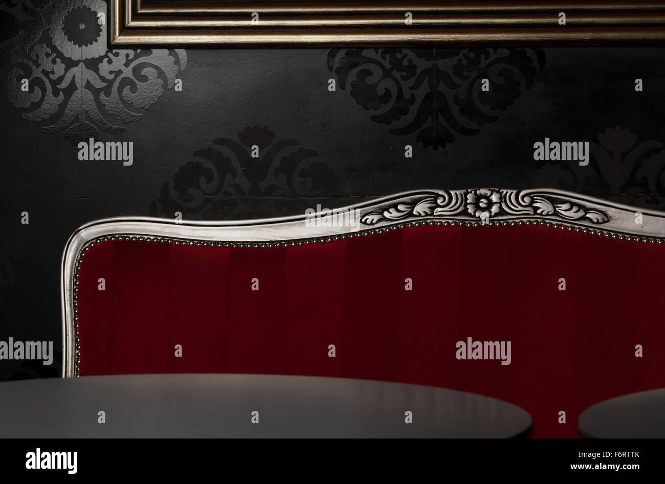 Antike Möbel-Hintergrund mit schwarzen Wand Stockfoto