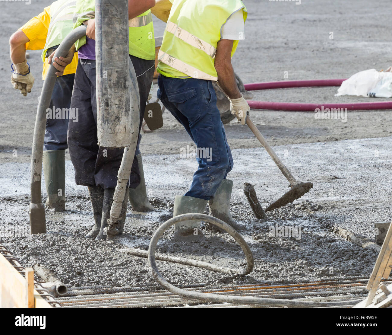 Gießen von Nassbeton und Zement auf der Baustelle Stockfoto