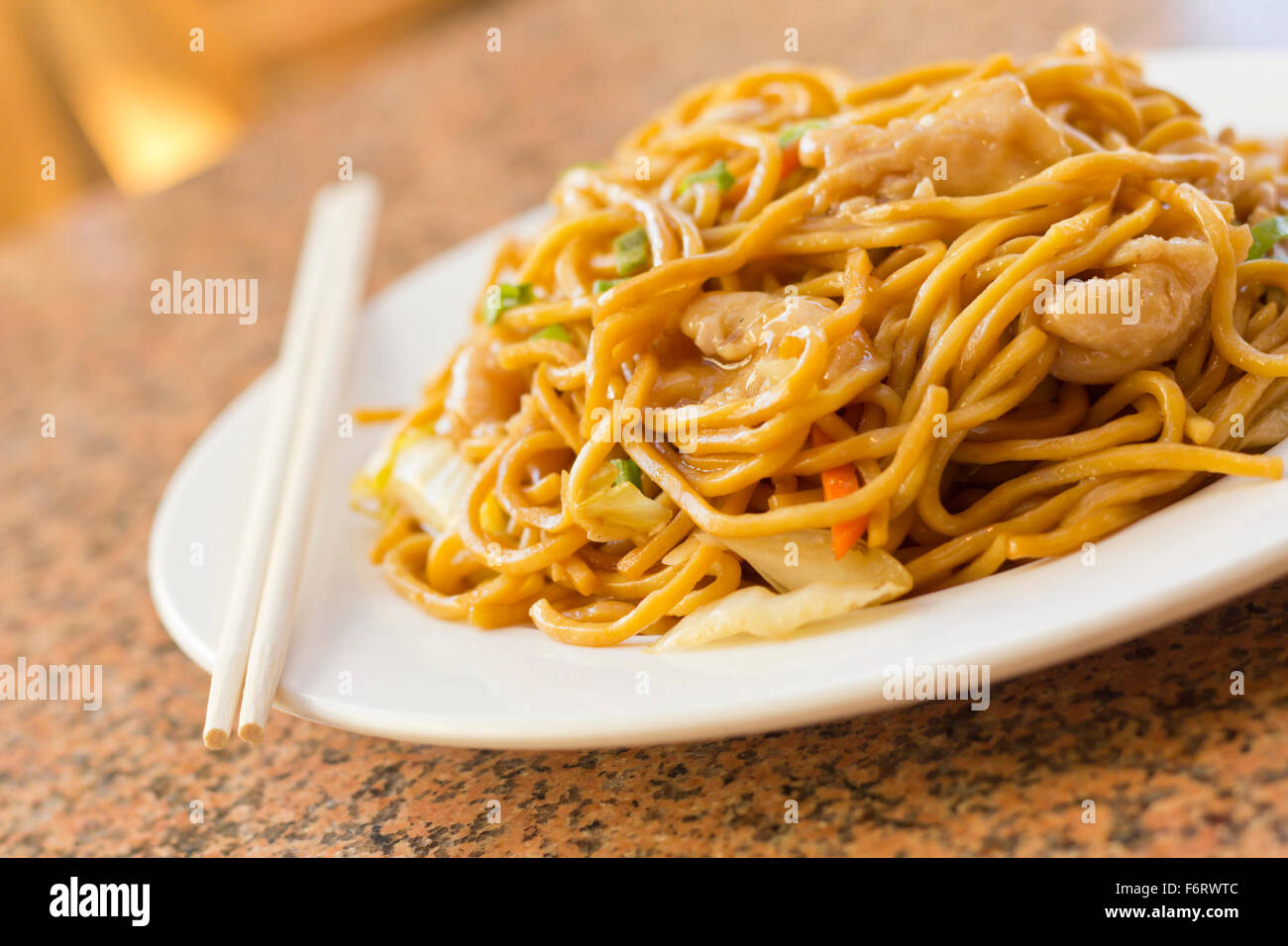 Leckeres chinesisches Essen, Chicken Lo Mein unter Rühren braten Stockfoto