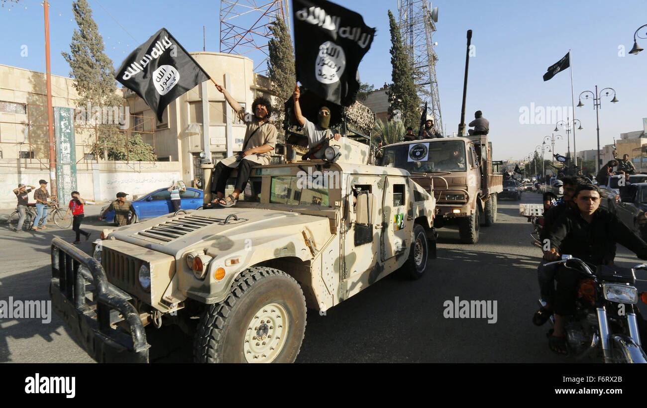 Islamischer Staat im Irak und der Levante-Propaganda-Foto zeigt maskiert militanten paradieren in einem aufgezeichneten Humvee 30. Juni 2014 in Nordsyrien. Stockfoto