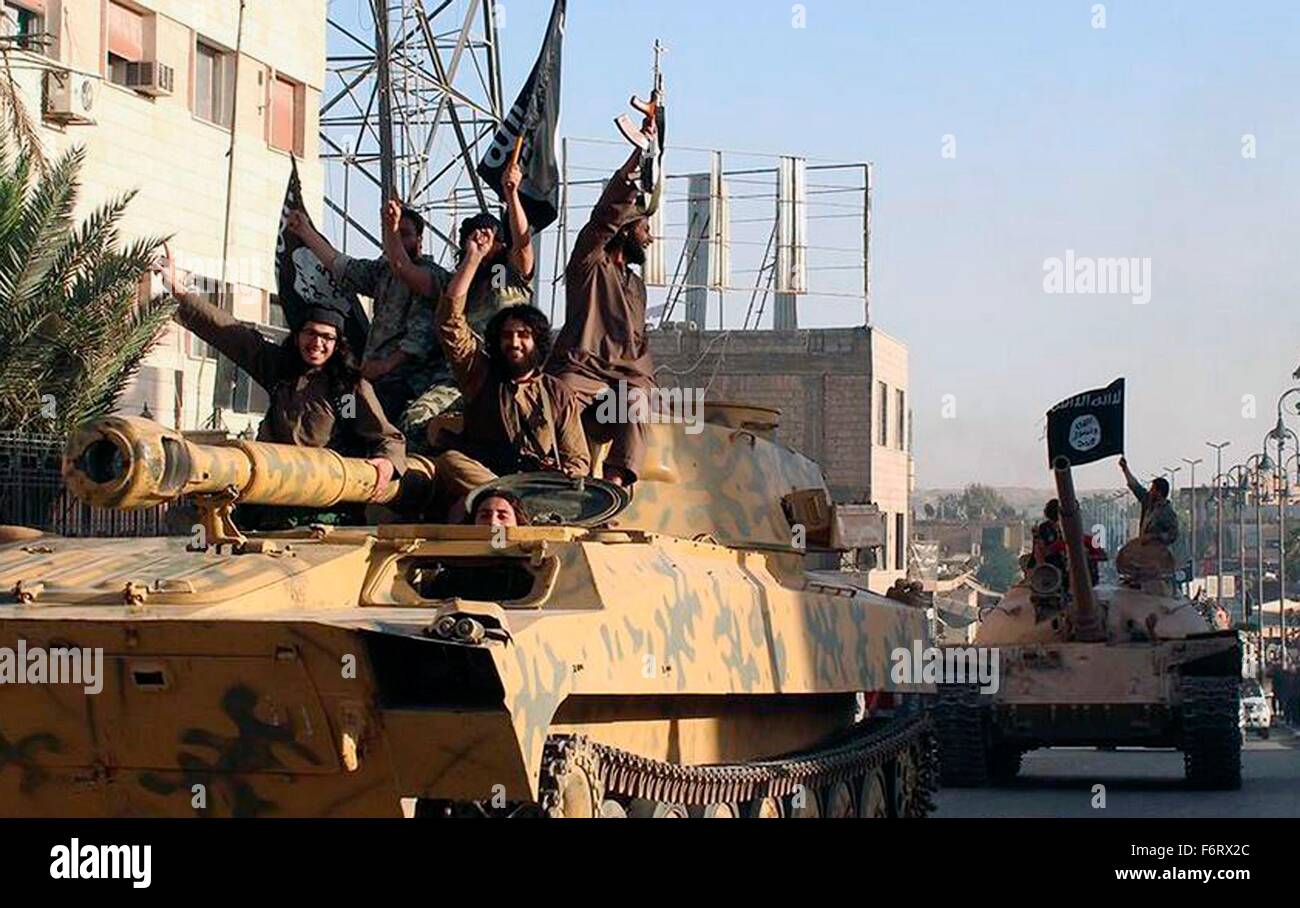 Islamischer Staat im Irak und der Levante-Propaganda-Foto zeigt ISIS Militanten paradieren 30. Juni 2014 in ar-Raqqa, Syrien. Stockfoto