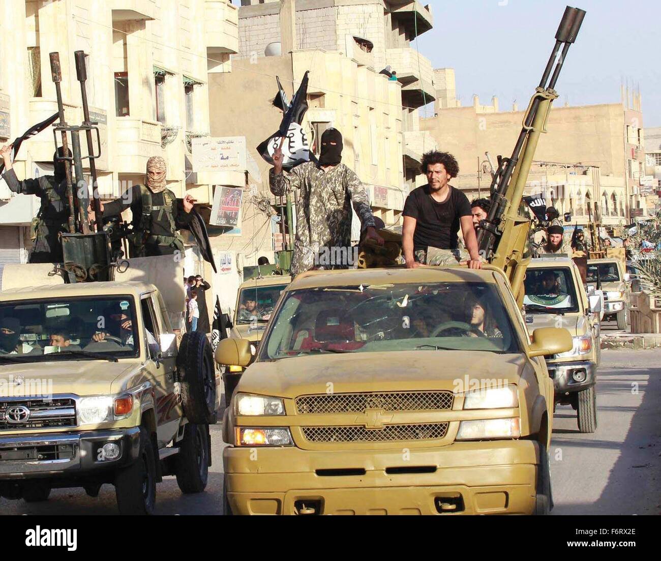 Islamischer Staat im Irak und der Levante-Propaganda-Foto zeigt maskiert militanten paradieren 30. Juni 2014 in Nordsyrien. Stockfoto