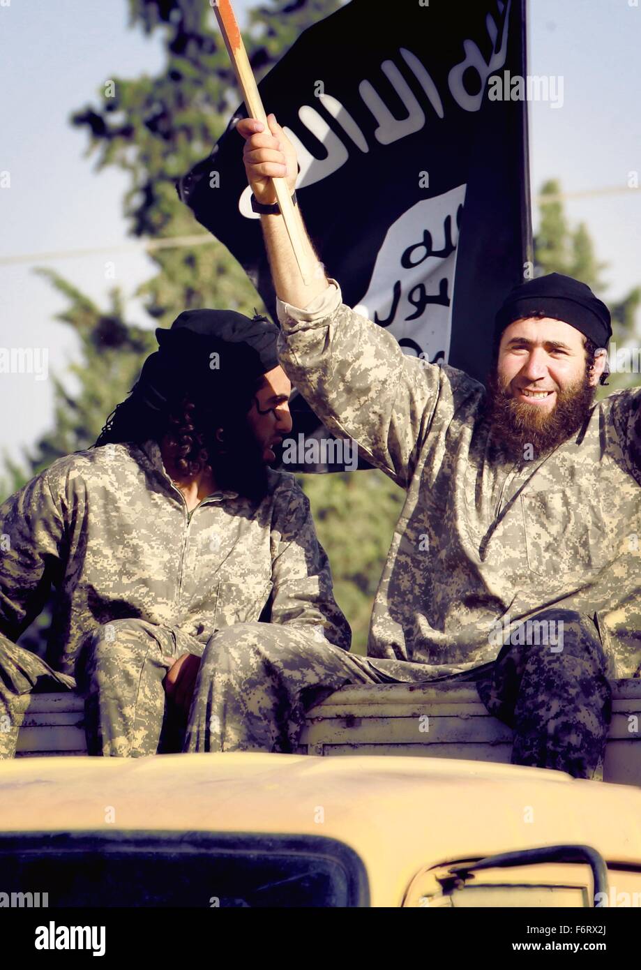 Islamischer Staat im Irak und der Levante-Propaganda-Foto zeigt ISIS Militanten paradieren 30. Juni 2014 in Raqqa, Nordsyrien. Stockfoto