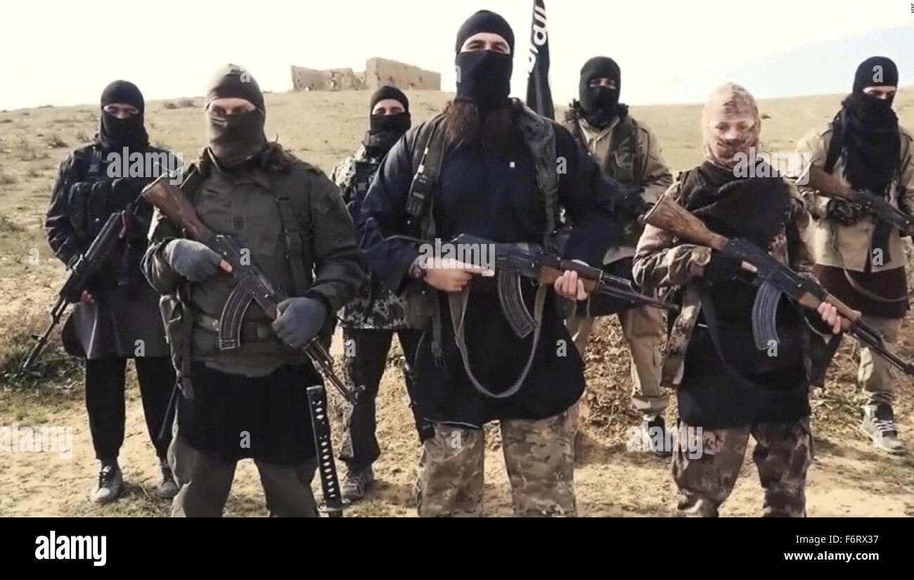 Islamischer Staat im Irak und der Levante-Propaganda-Foto zeigt maskierten Kämpfer in Syrien. Stockfoto