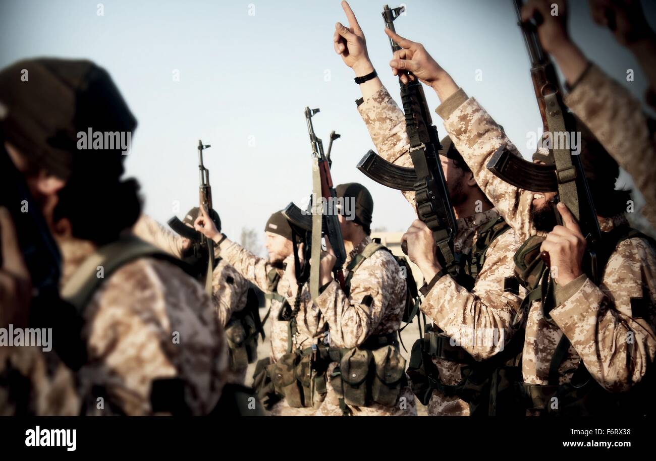 Islamischer Staat im Irak und der Levante-Propaganda-Foto zeigt maskierten Kämpfer in Syrien. Stockfoto