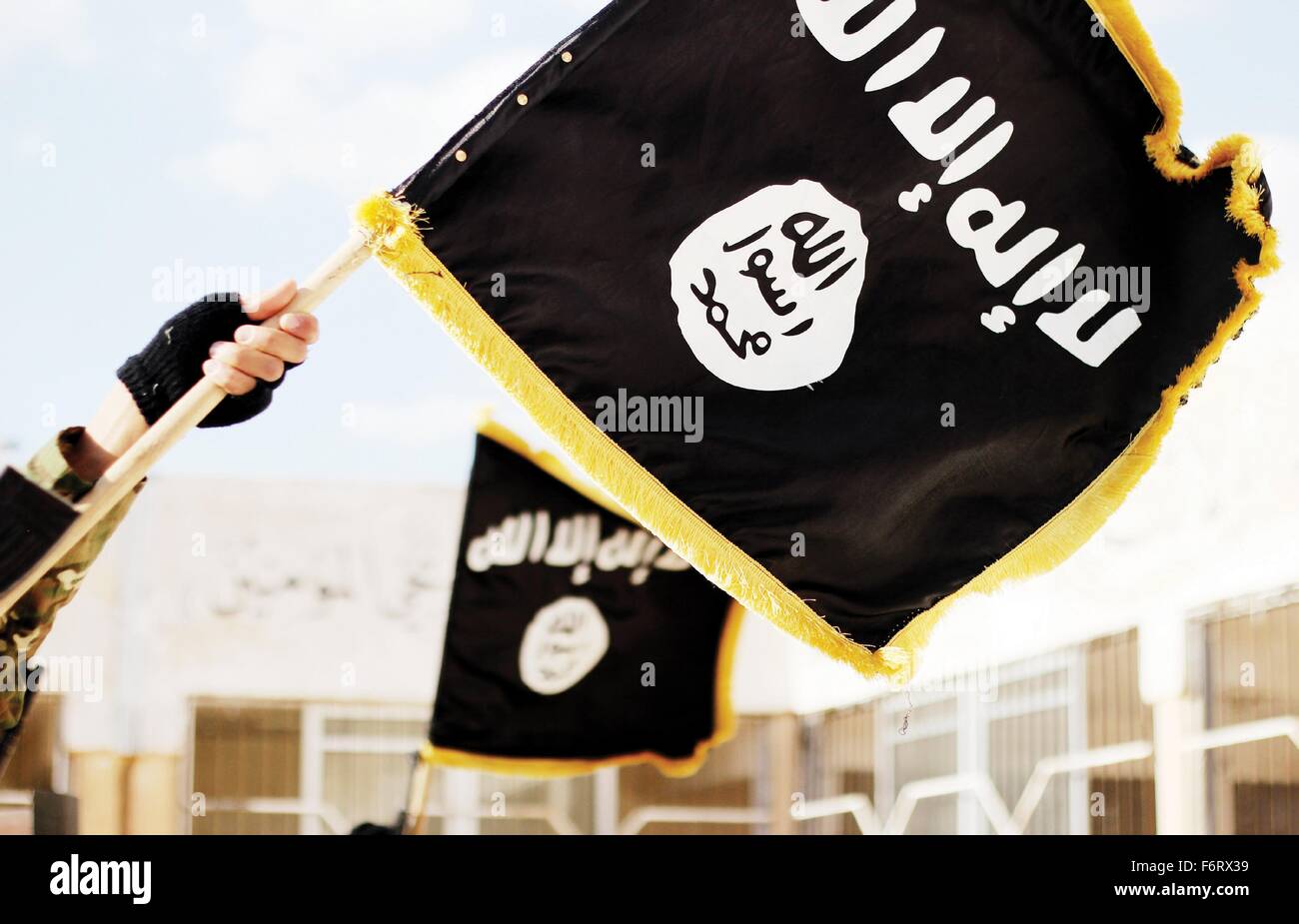Islamischer Staat im Irak und der Levante Propaganda Foto mit dem Black Muhammad Standard Banner-Symbol der ISIS. Stockfoto