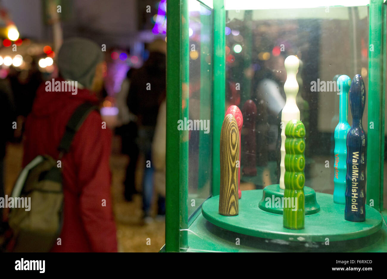 Hamburg, Deutschland. 19. November 2015. Hölzerne Dildos auf dem Display  auf dem Santa Pauli Weihnachtsmarkt in Hamburg, Deutschland, 19. November  2015. Santa Pauli, der 