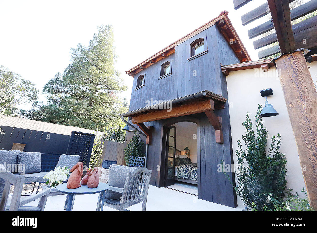 St. Helena, CA, USA. 12. November 2015. Der Hinterhof der Italienisches Bauernhaus Arthaus dekoriert von Thomas Bartlett in St Helena. © Napa Valley Register/ZUMA Draht/Alamy Live-Nachrichten Stockfoto