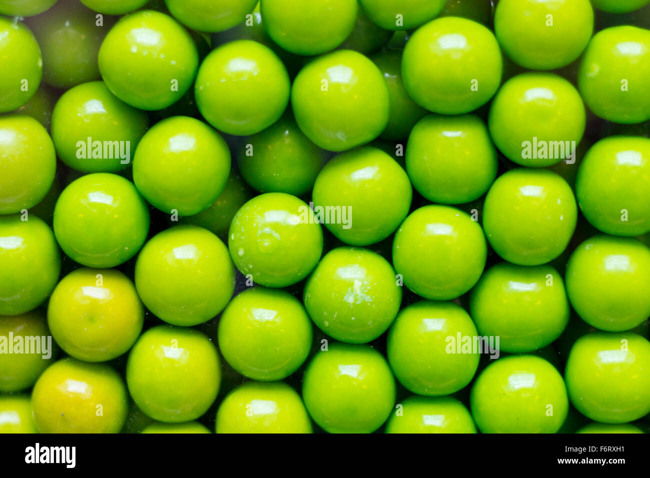 Der grüne Süßigkeit Kaugummi Kugeln in Bonbonmaschine hautnah Stockfoto