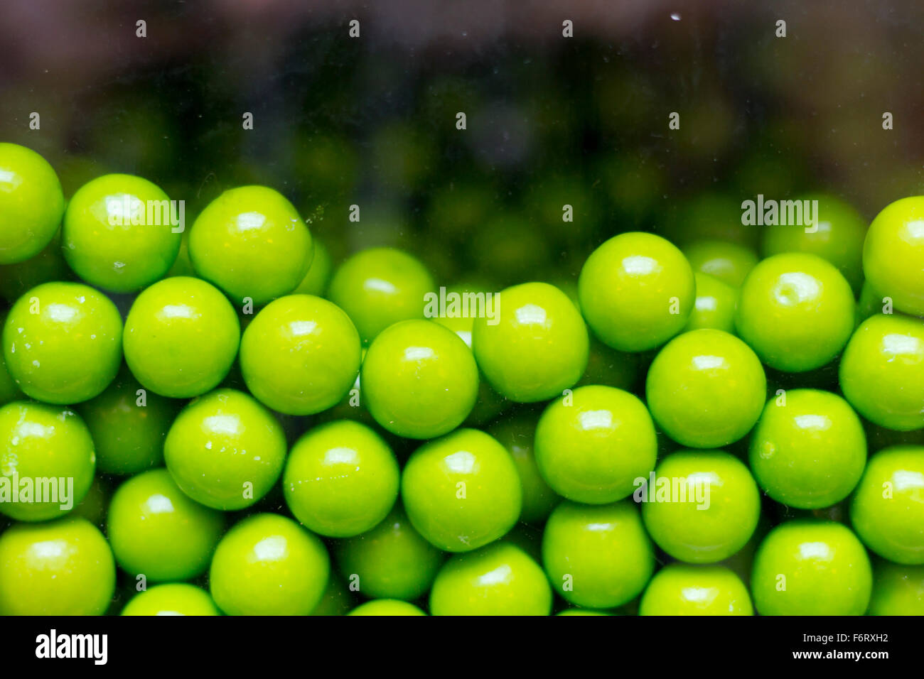 Der grüne Süßigkeit Kaugummi Kugeln in Bonbonmaschine hautnah Stockfoto