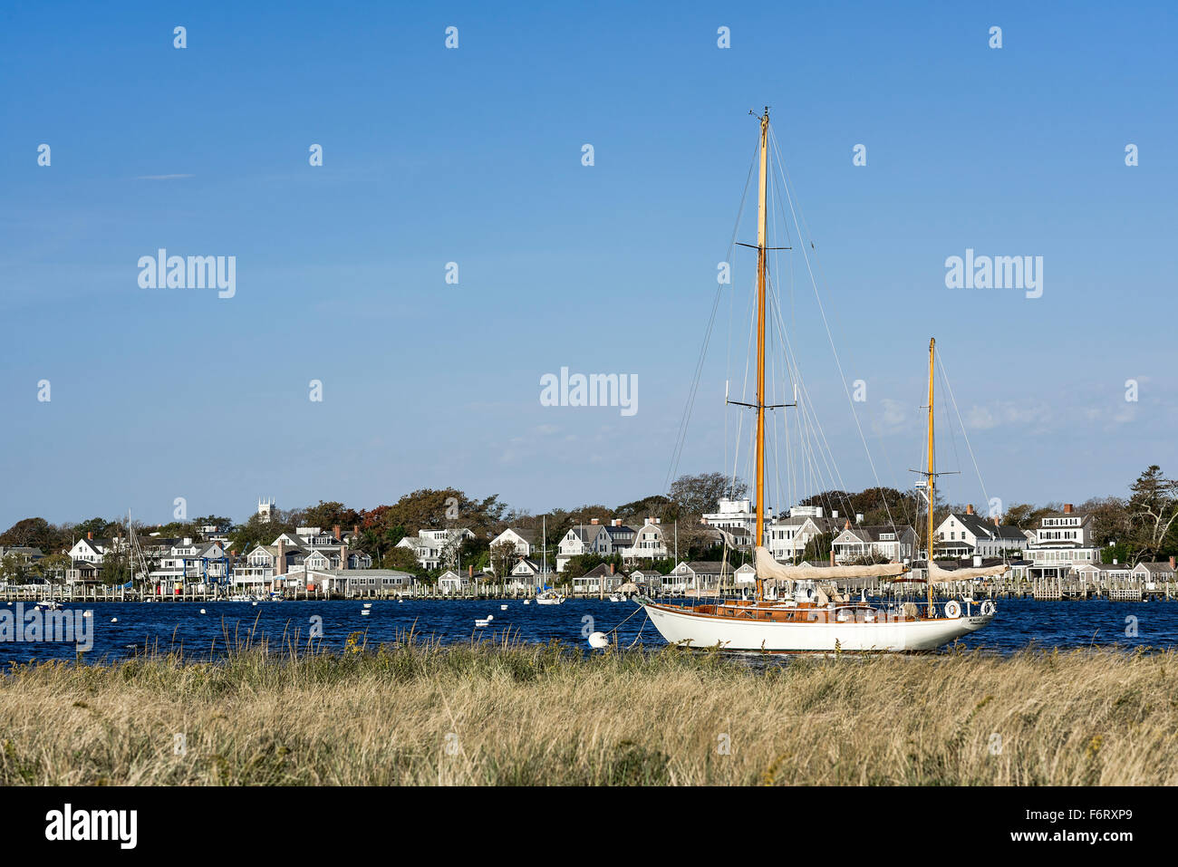 Hölzerne Segelschiff in Edgartown Hafen, Martha's Vineyard, Massachusetts, USA Stockfoto