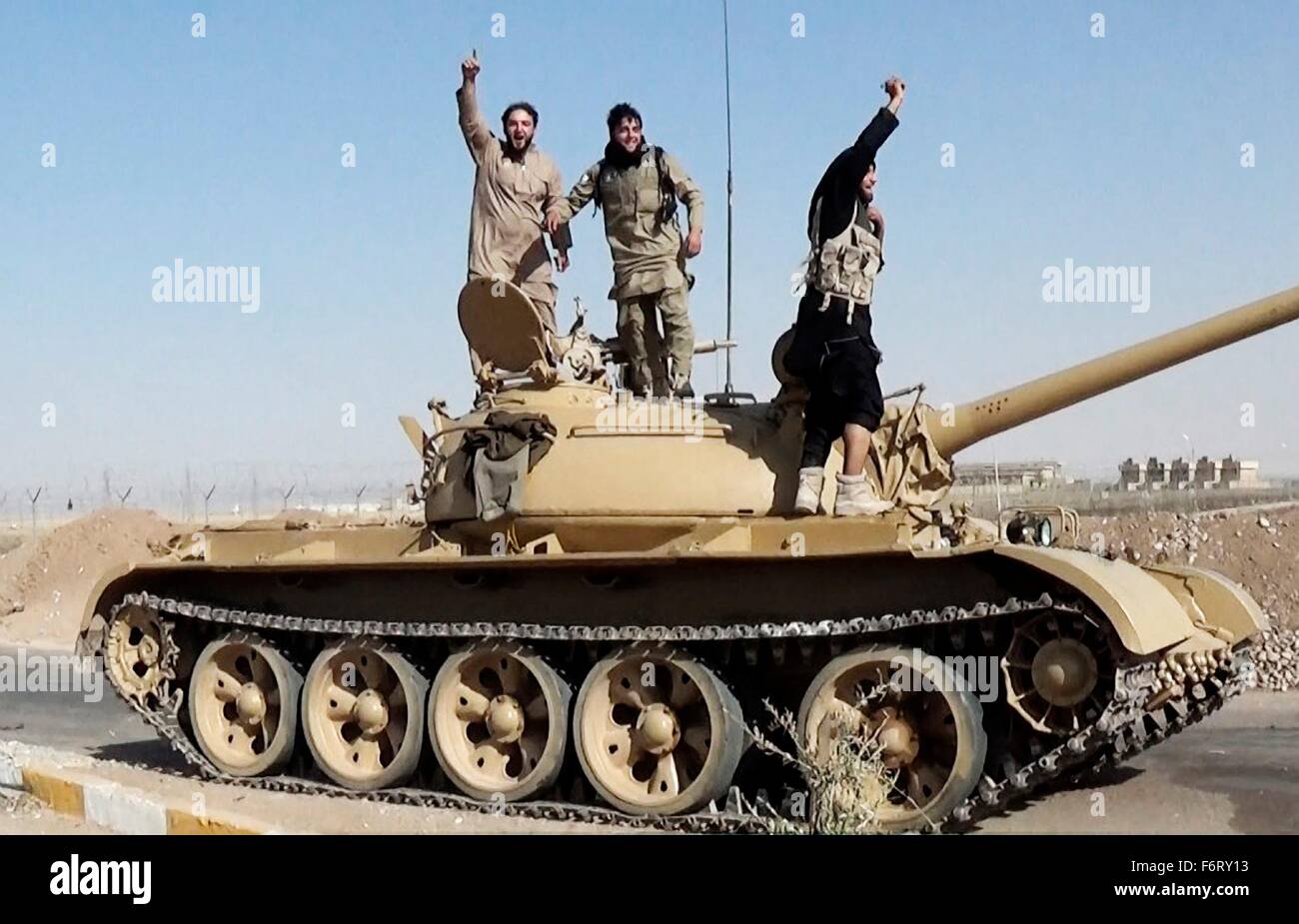 Islamischer Staat im Irak und der Levante-Propaganda-Foto zeigt maskierten Kämpfer auf einem Panzer in Syrien. Stockfoto