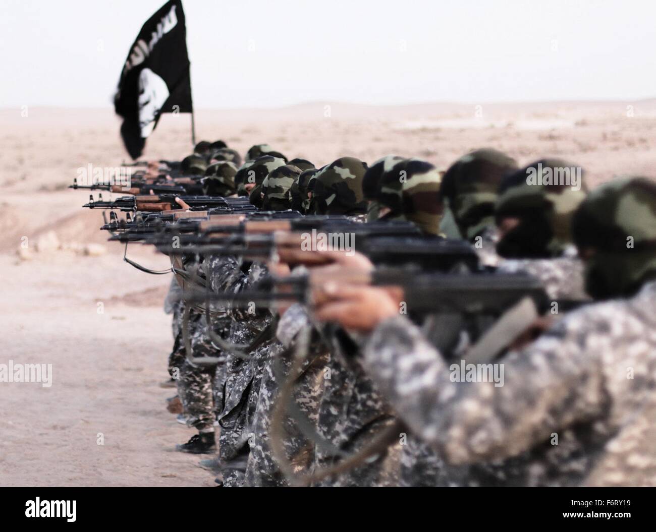 Islamischer Staat im Irak und der Levante-Propaganda-Foto zeigt maskierten Kämpfer Waffen abfeuern. Stockfoto