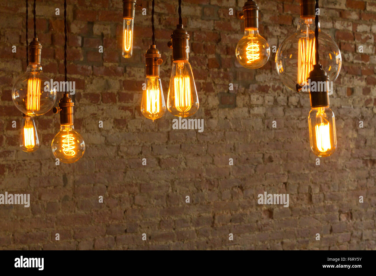 Dekorative antike Edison Stil Glühbirnen gegen Ziegel Wand Hintergrund Stockfoto