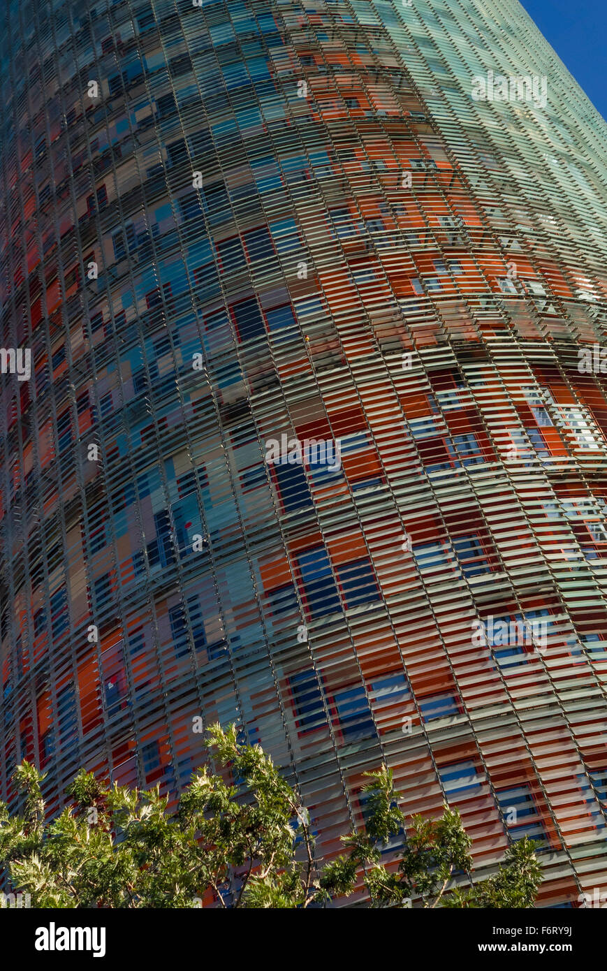 Die Mult-farbige Fassade und Glas Fensterläden über den Fenstern der Torre Agbar (Agbar-Turm) - Barcelona, Katalonien, Spanien Stockfoto
