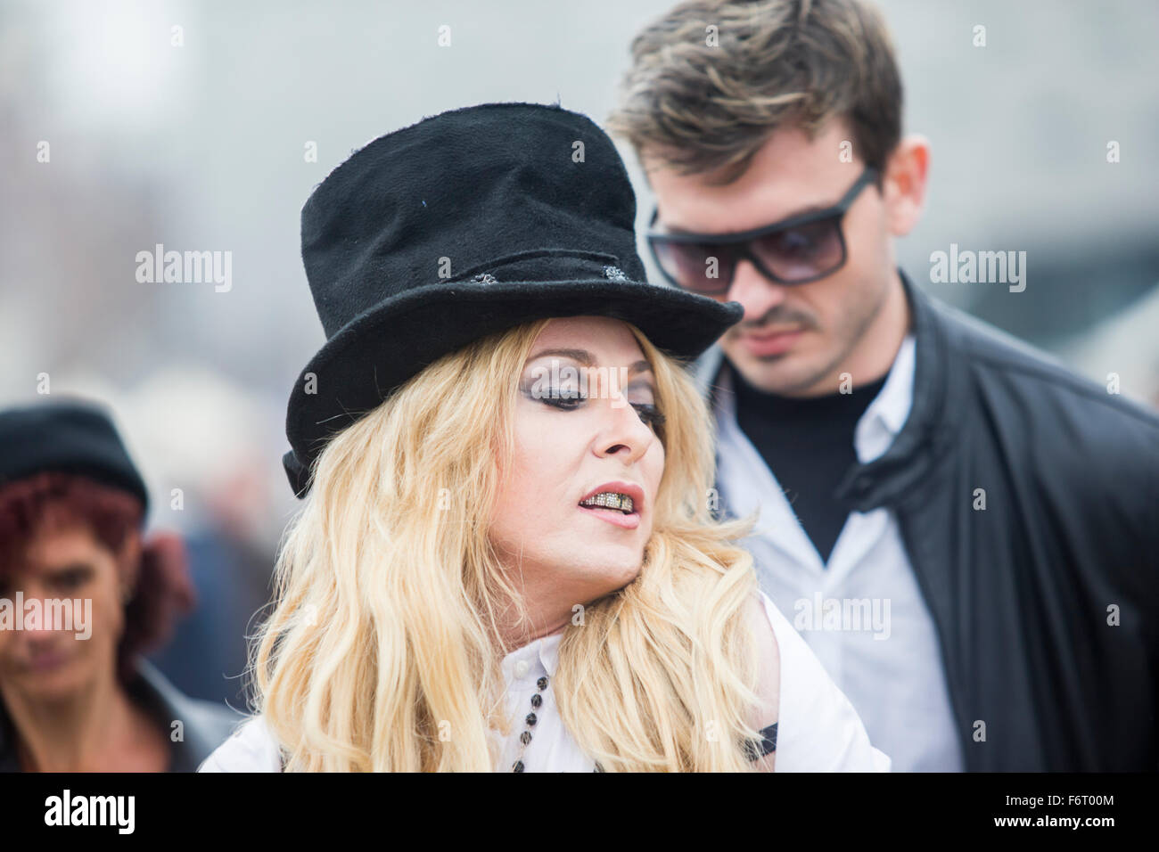 Turin, Italien. 19. November 2015. Ein MadonnaDoppelgänger außerhalb