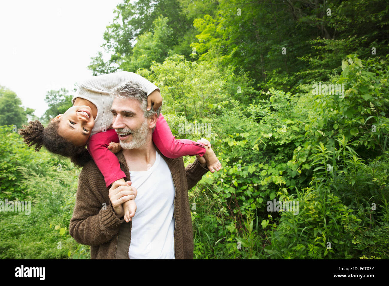 Vater mit Tochter auf Schultern Stockfoto