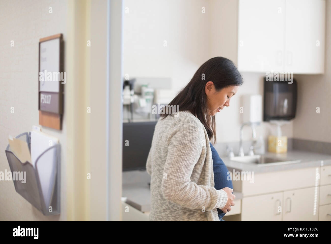 Schwangeren Chinesin im Krankenzimmer Stockfoto