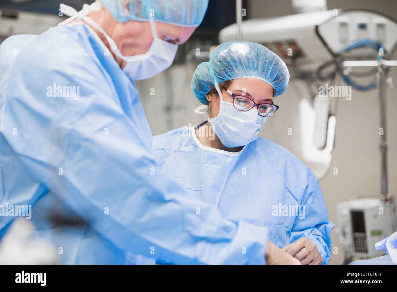 Chirurgen im OP-Saal Stockfoto