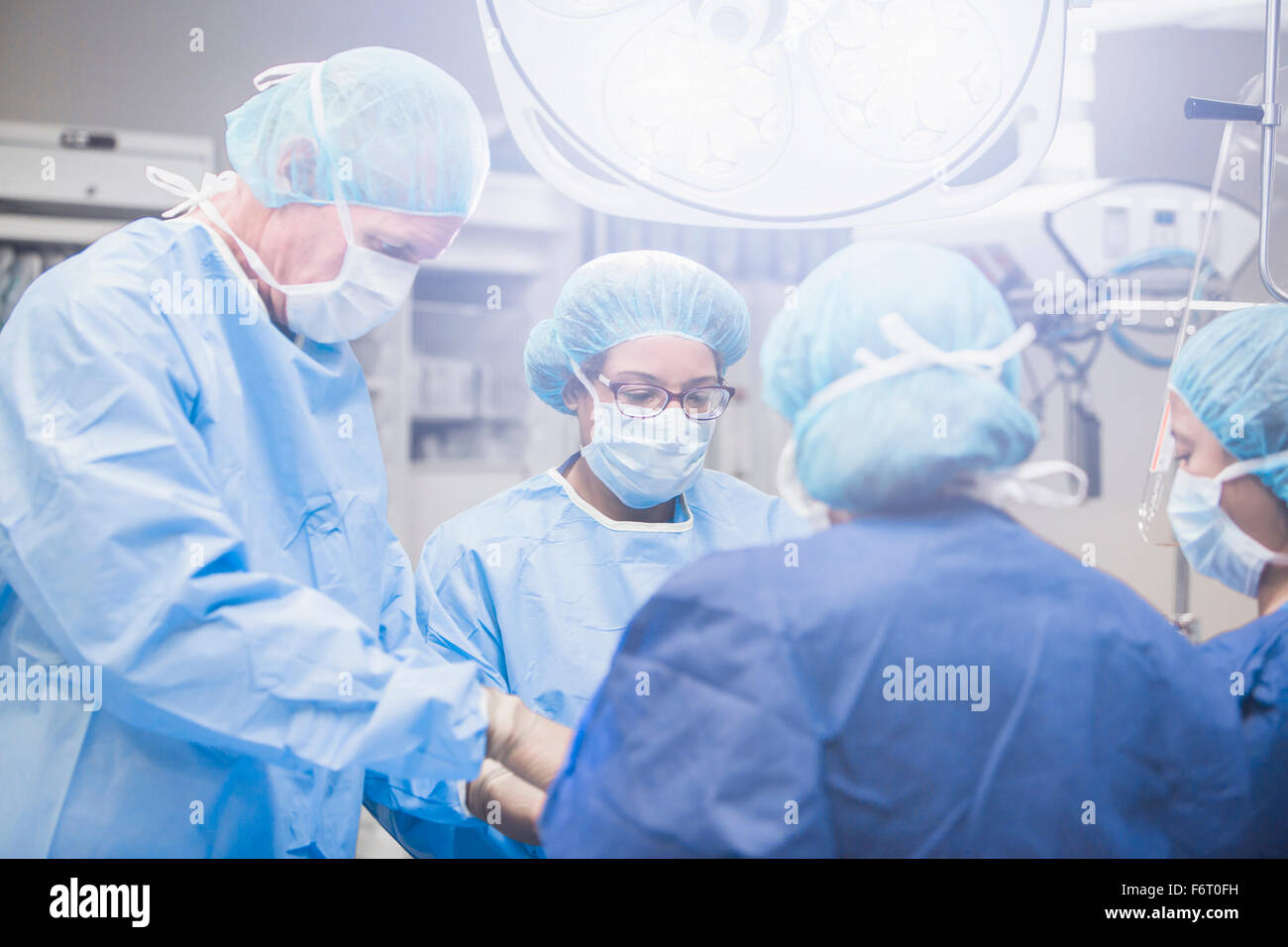 Chirurgen im OP-Saal Stockfoto