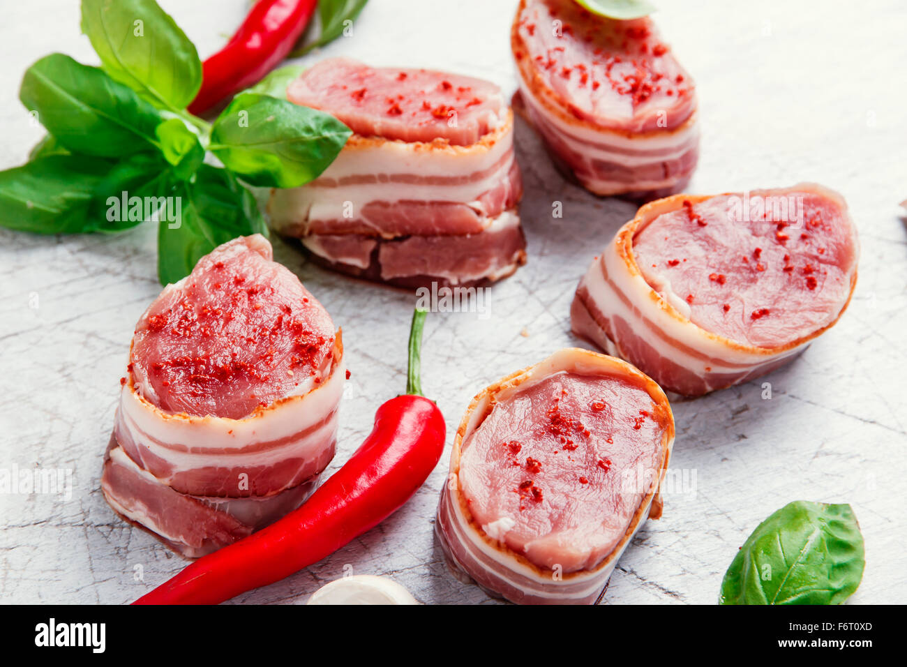 rohes Schweinefleisch Filet Medaillons mit Speck umwickelt Stockfoto