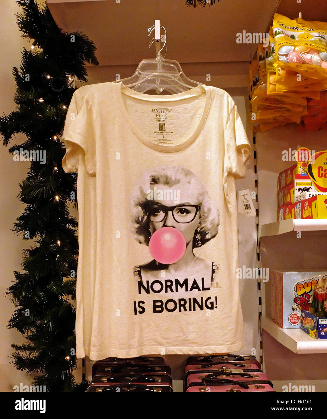 Marylin Monroe-t-Shirt zum Verkauf IT'SUGAR Candy Shop in Greenwich Village, Manhattan, New York City. Stockfoto
