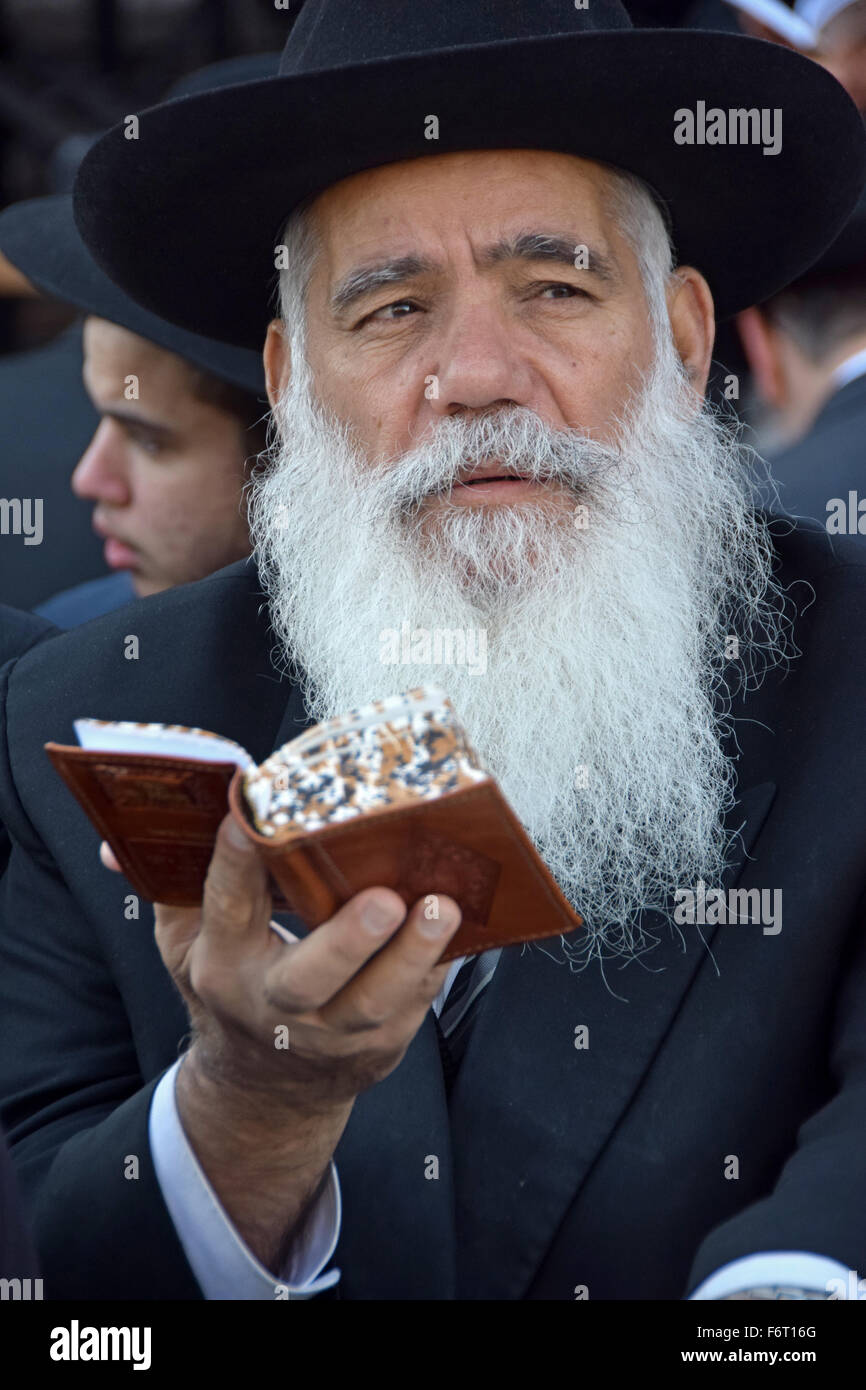 Religiösen jüdischen Rabbi Studium an der Jahrestagung der Chabad Emissäre in Brooklyn, New York Stockfoto