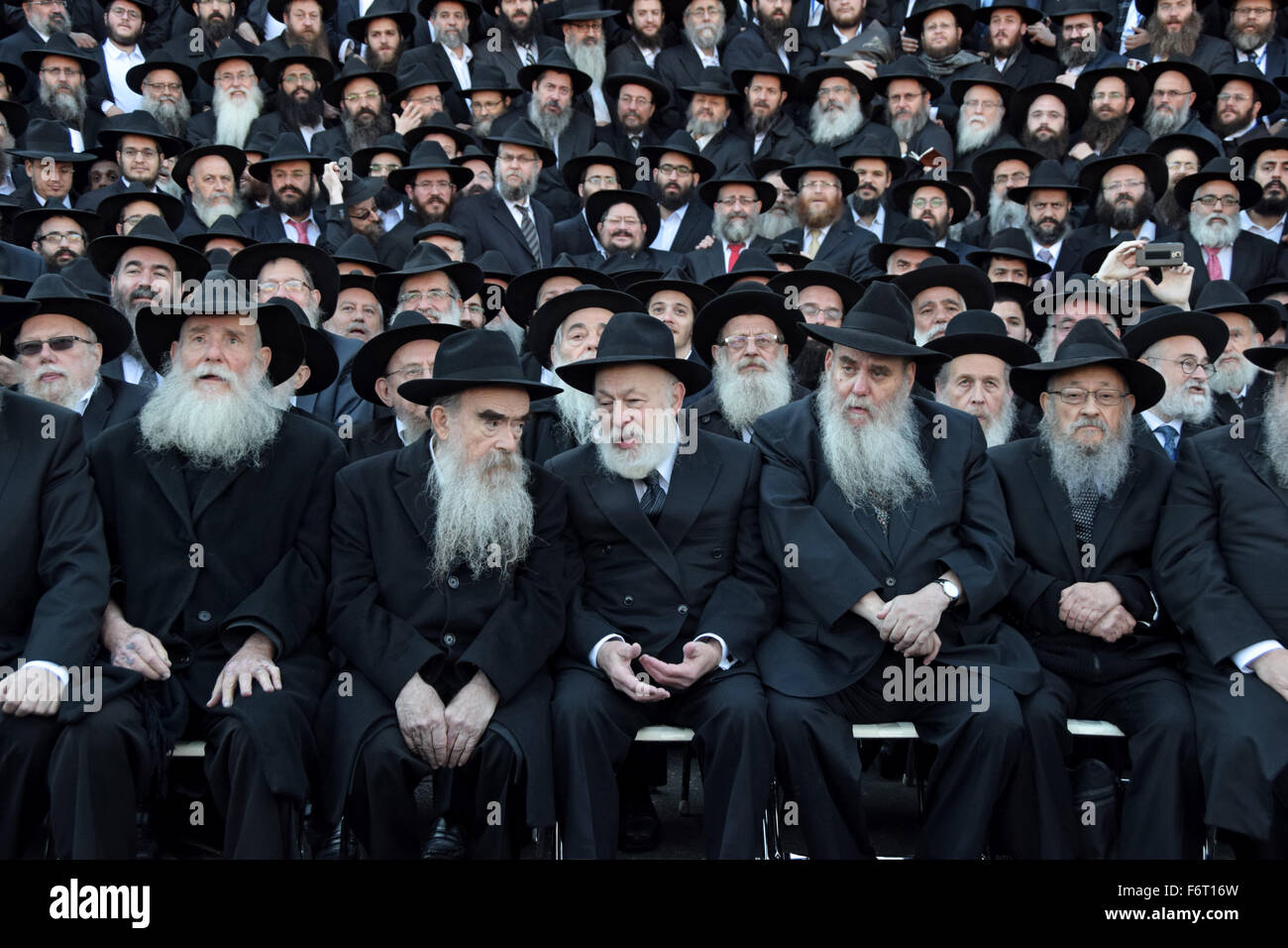 Ein Foto der prominentesten Lubawitsch Rabbiner sitzen in der ersten Reihe des jährlichen Abgesandte Porträts. Crown Heights, Bklyn. Stockfoto