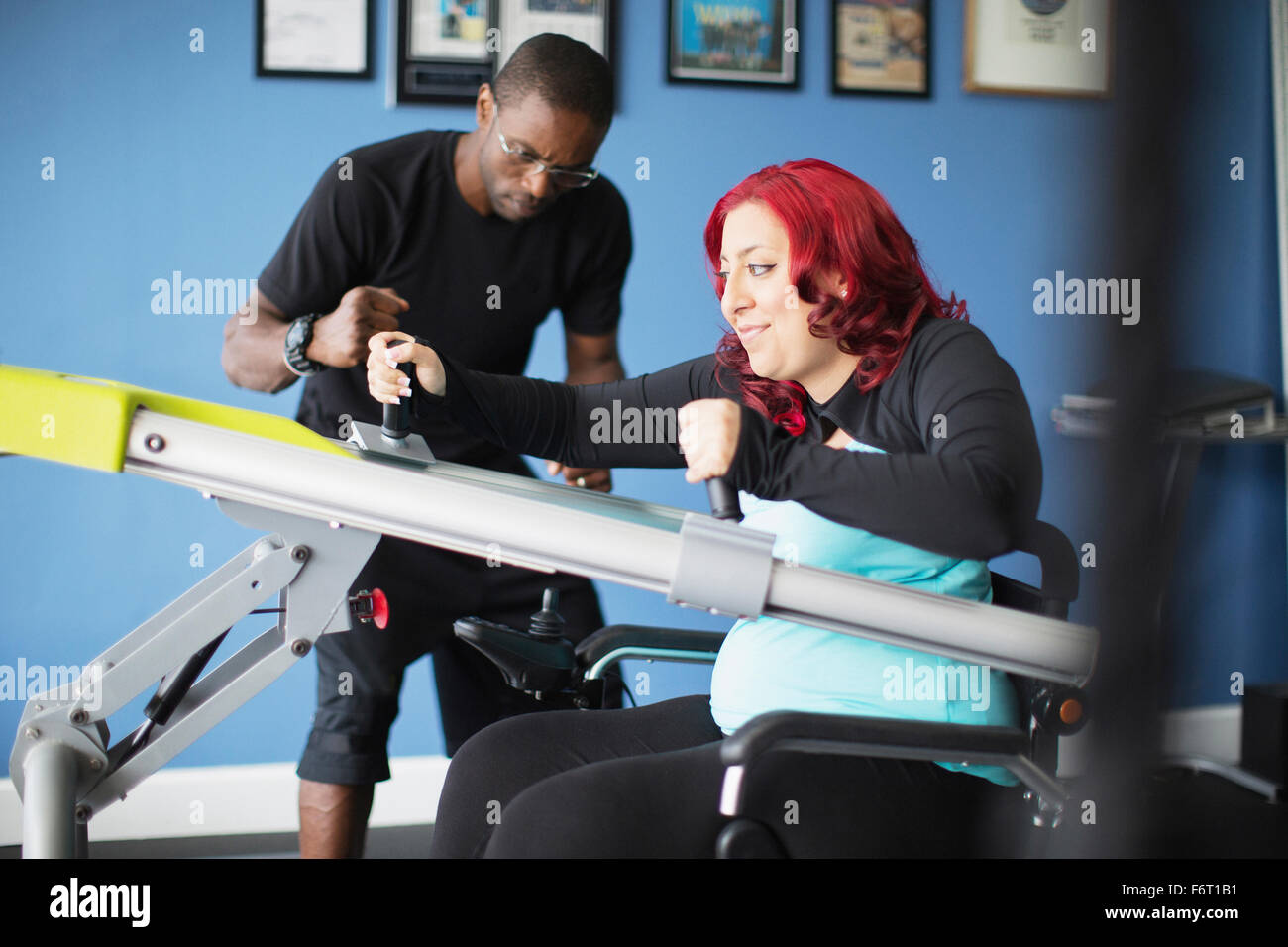 Behinderte Frau tun, Physiotherapie mit trainer Stockfoto