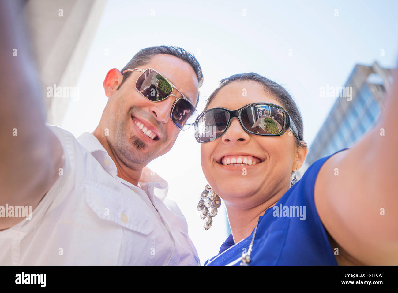 Niedrigen Winkel Blick auf Hispanic paar Sonnenbrille Stockfoto