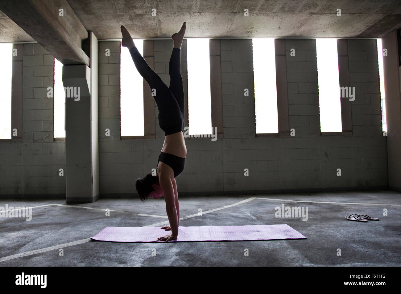 Kaukasische Frau praktizieren Yoga auf Parkplatz Stockfoto