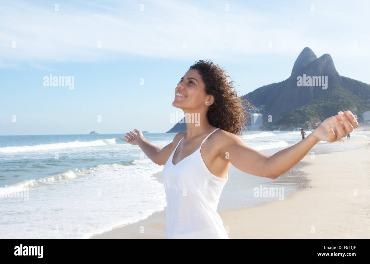 Lateinischen Frau am Strand und genießen Sie die Luft Stockfoto