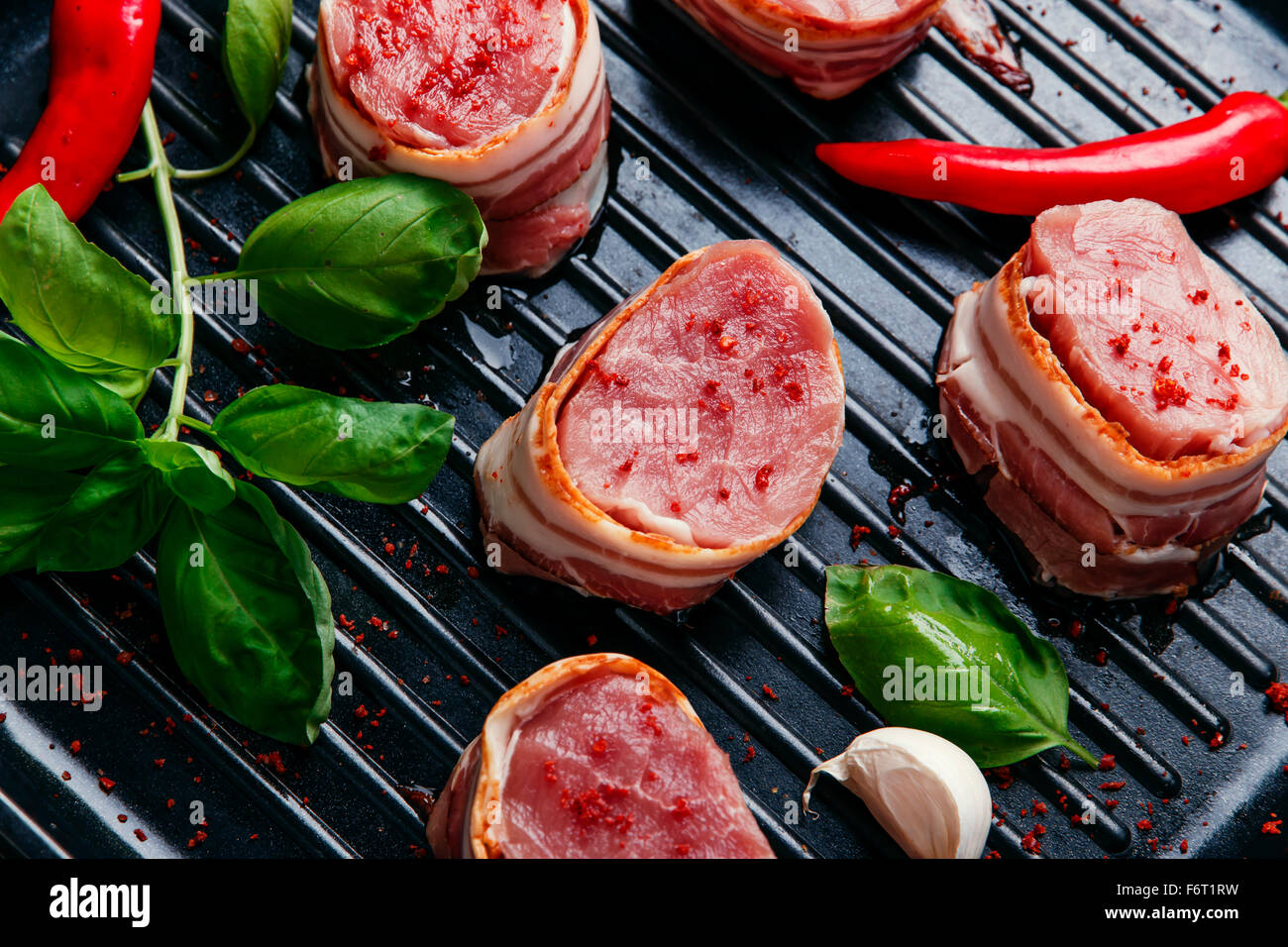 rohes Fleisch Filet Medaillons mit Speck auf dem grill Stockfoto
