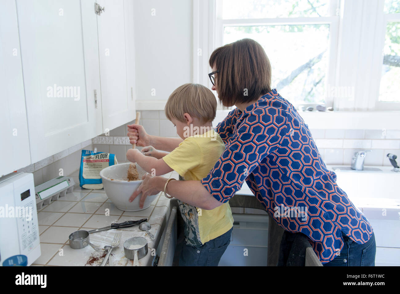 Mutter und Sohn backen in Küche Stockfoto