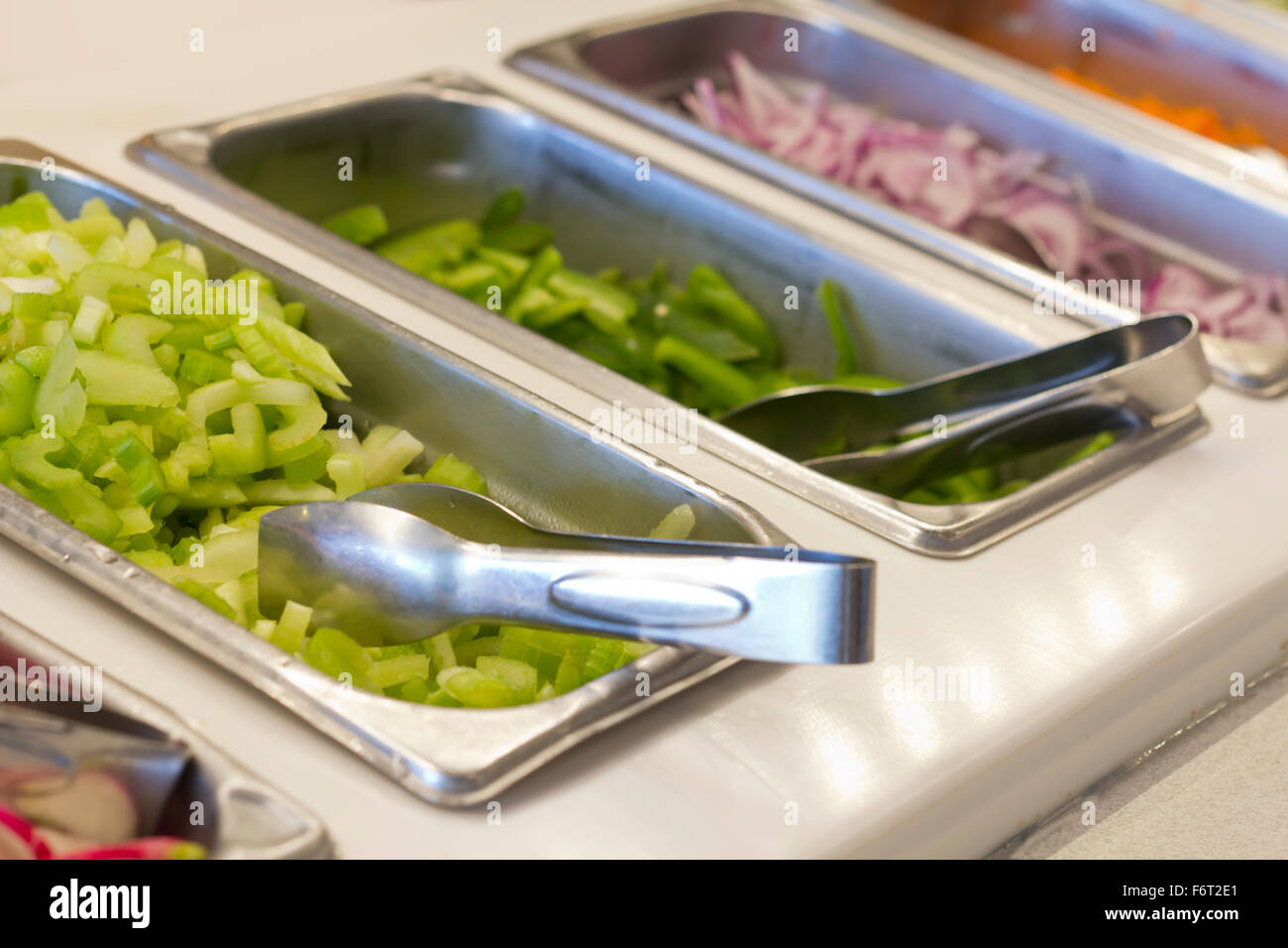 Gemüse im Salat-Bar Tabletts für gesunde Ernährung Hintergrundbild Stockfoto