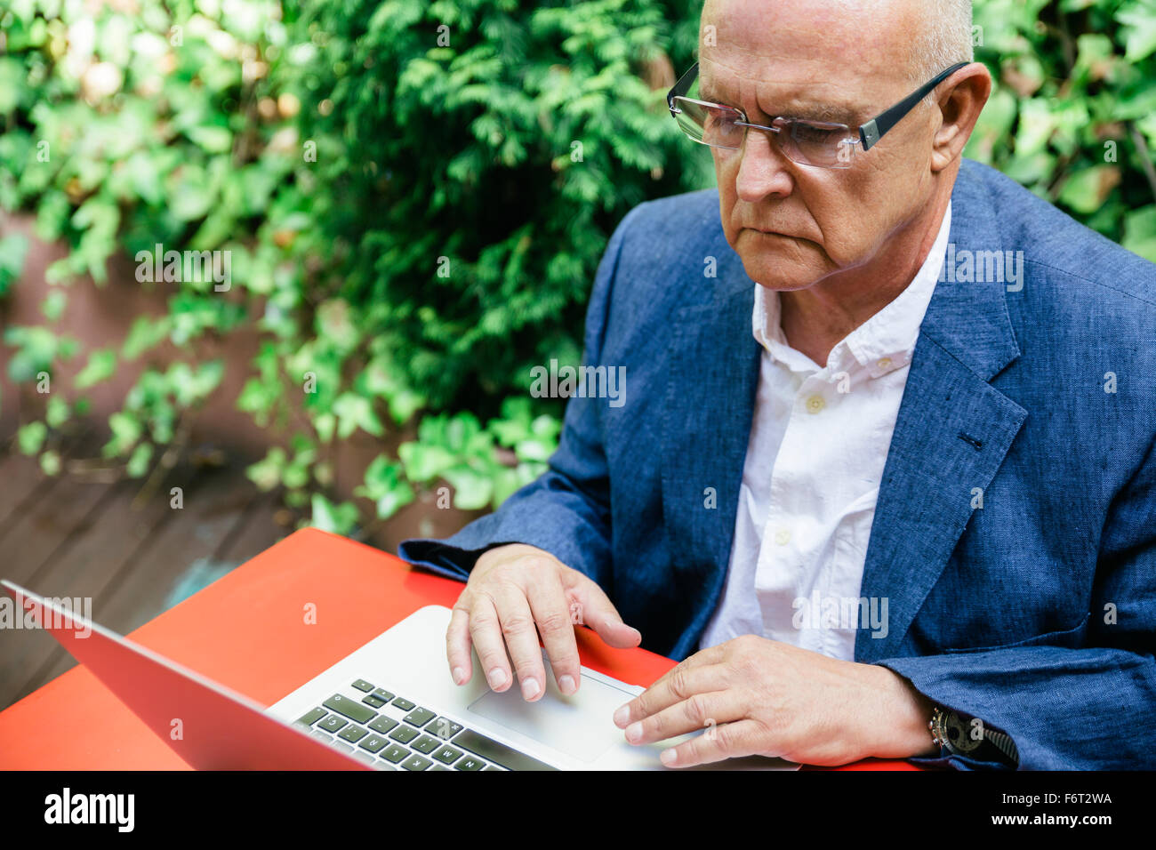 Hispano-Amerikaner Geschäftsmann mit Laptop im freien Stockfoto