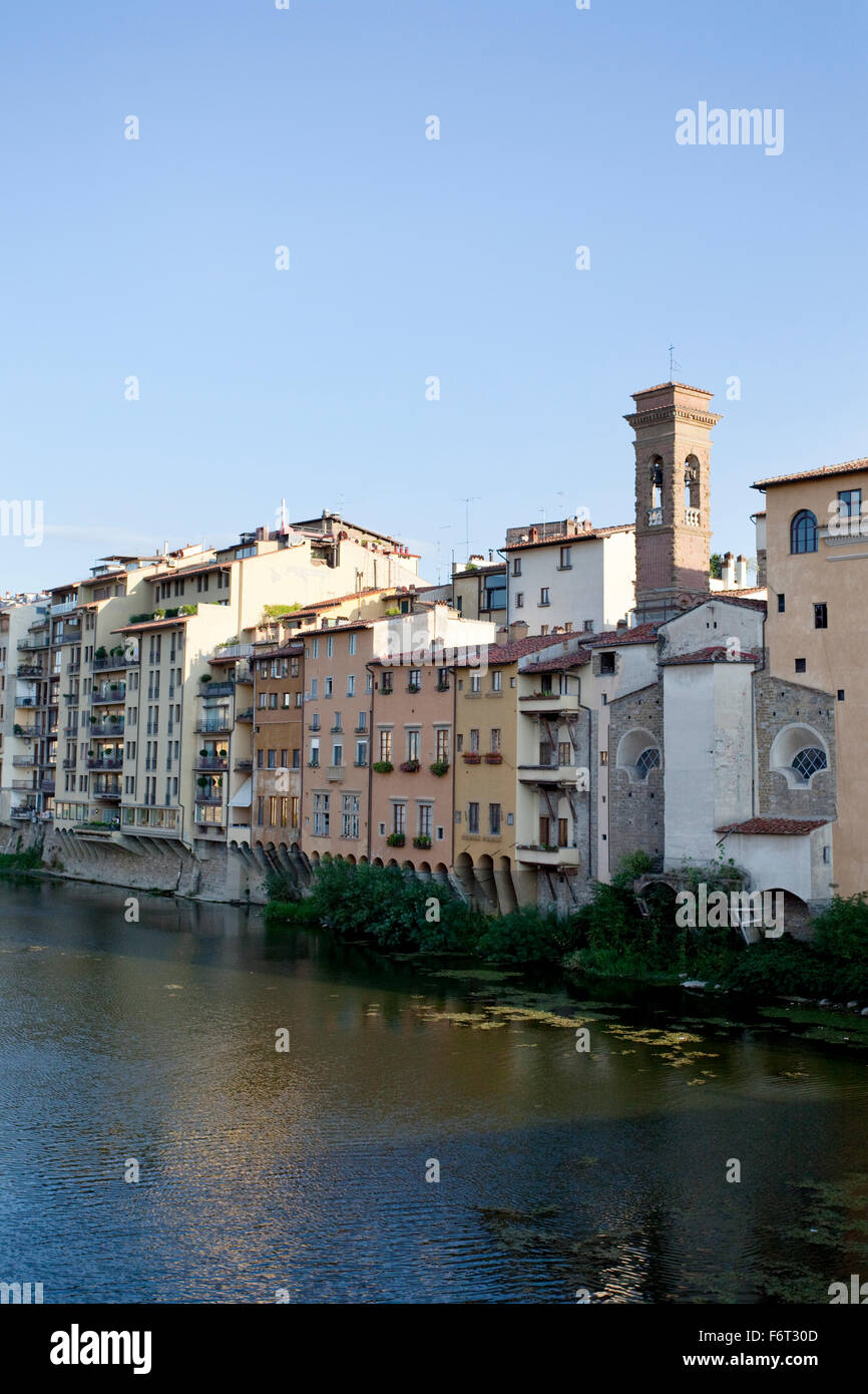 Alte Häuser entlang des Flusses Arno in Florenz, Italien. Stockfoto