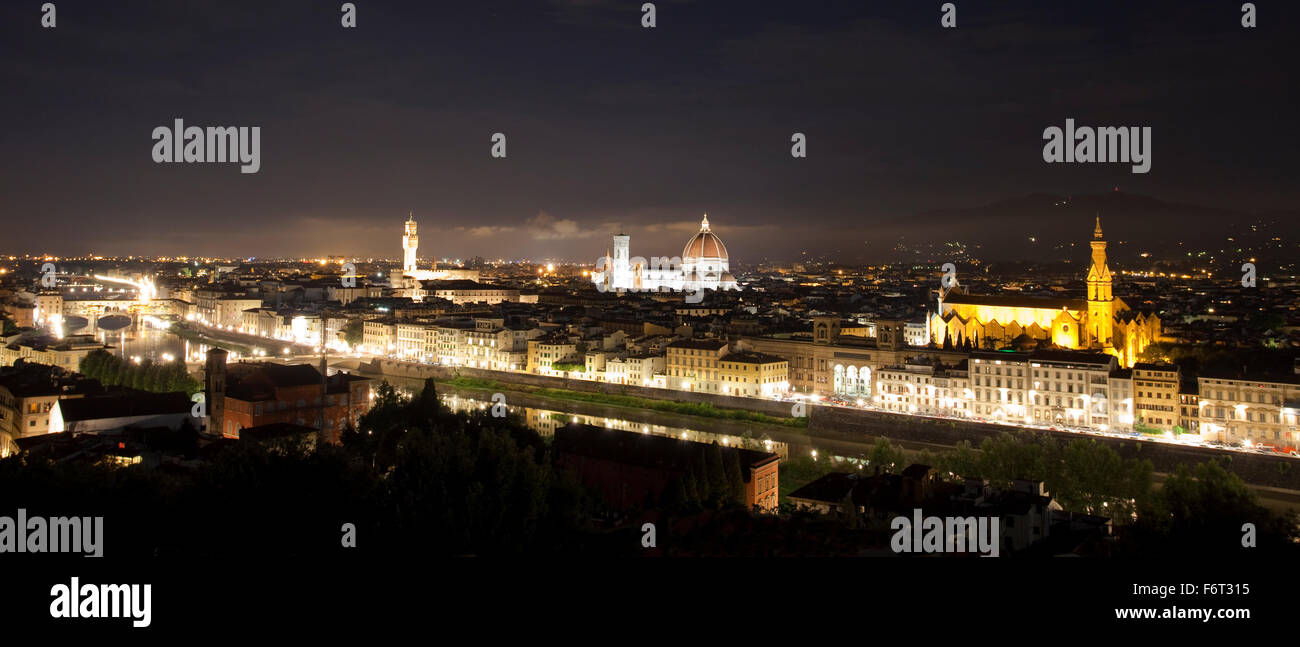 Panoramablick über Florenz Dom und der Ponte Vecchio bei Nacht, Toskana, Italien. Stockfoto