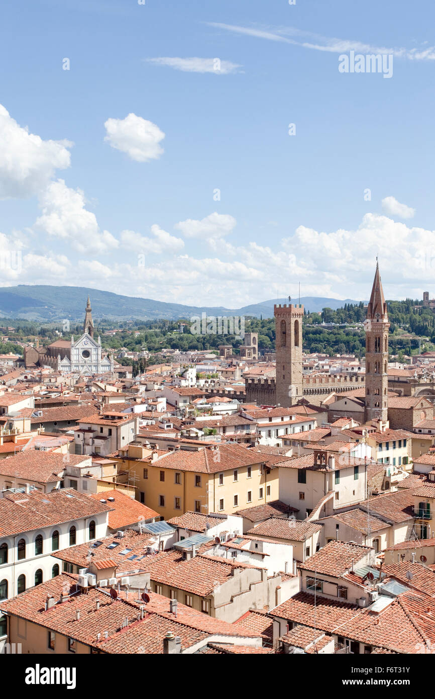 Türme von Nationalmuseum Bargello und Badia Florentina, mit der Basilika von Santa Croce auf der linken Seite, Florenz, Italien. Stockfoto