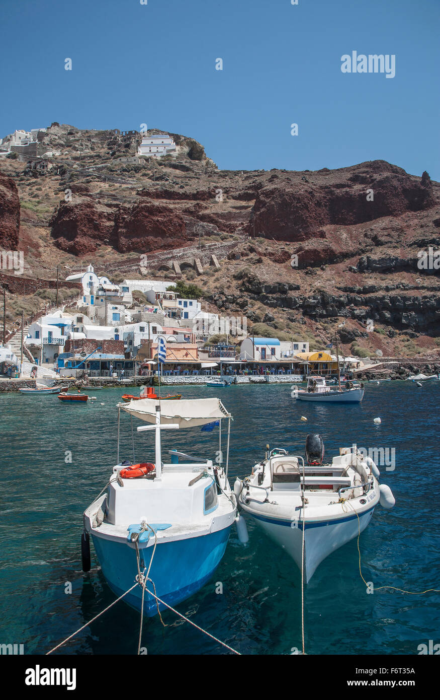 Boote in der Bucht von Santorin, Kykladen, Griechenland Stockfoto