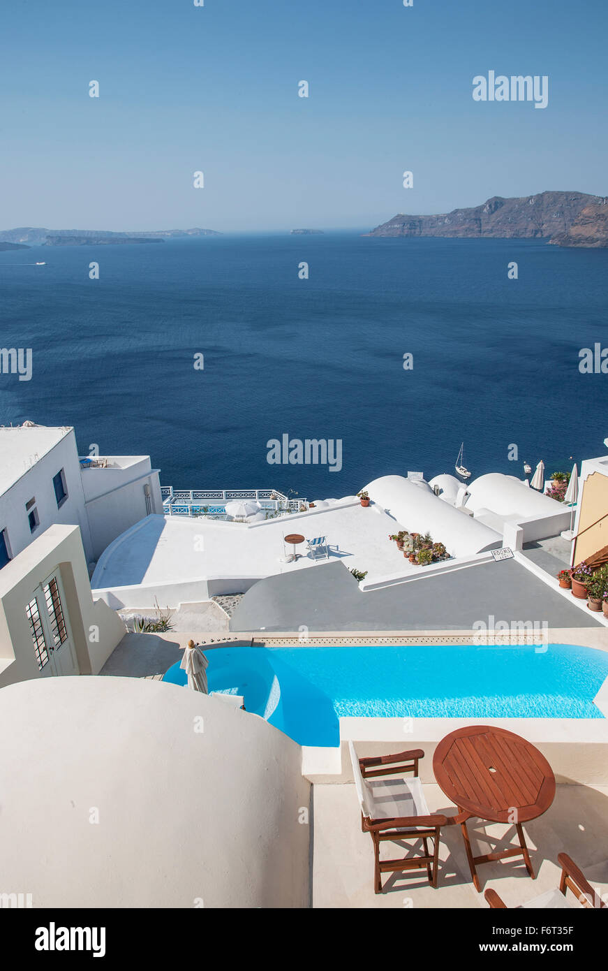 Swimmingpool auf dem Dach über die Bucht von Santorin, Kykladen, Griechenland Stockfoto
